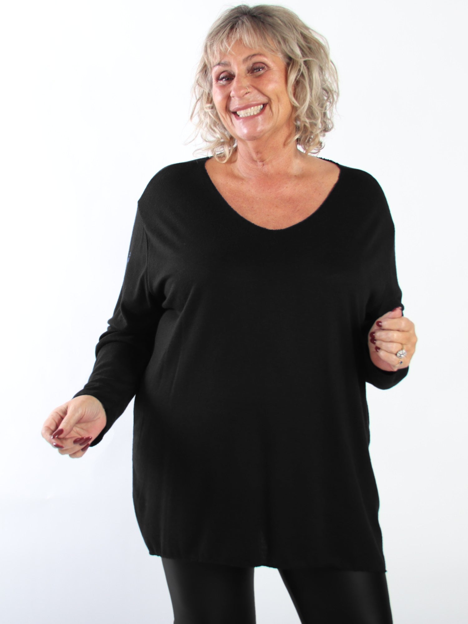 Belis - Mjuk och lätt stickad tröja i plus size i viskos med en vacker V-ringning och behaglig passform